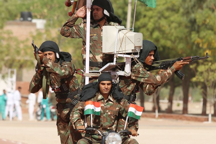 Atraksi Kocak Tentara India Saat Menggunakan Motor Ini Bikin Cekikikan